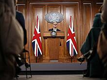 Британцы предложили заменить премьера Хью Грантом