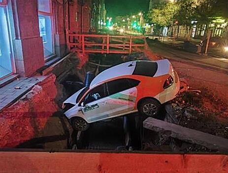 В Самаре Volkswagen провалился в траншею на ул. Куйбышева