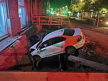 В Самаре Volkswagen провалился в траншею на ул. Куйбышева