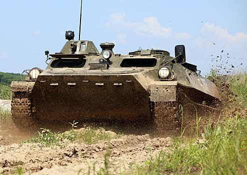 Механики-водители общевойсковой армии ВВО в Приморском крае совершенствуют навыки вождения боевых машин в ночных условиях