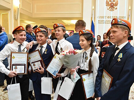 Подростка из Тверской области наградили медалью "За мужество в спасении"