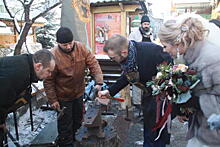 Купидоны с молотами: кузнецы Измайловского Кремля помогли новобрачным скрепить союз