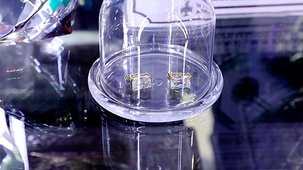 Бриллиант из праха и гроб в форме рыбы: самые необычные экспонаты музея похорон в Новосибирске