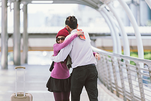 В аэропорту Новой Зеландии ввели лимит на прощальные объятия