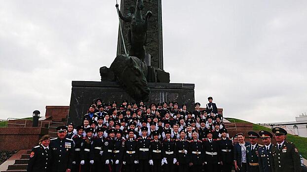 Школьники из Бибирева приняли участие в параде кадетского движения «Не прервется связь поколений!»