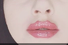 Новосибирские салоны предлагают девушкам сделать себе «губы дьявола»