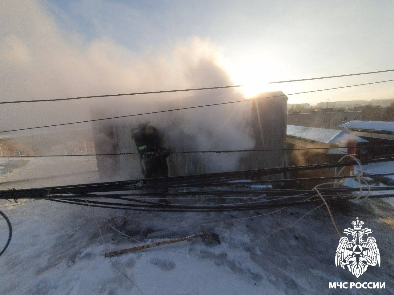 Пожар в кемеровской пятиэтажке произошёл из-за вагончика строителей