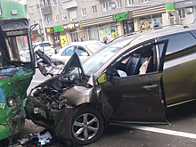 Водителя Nissan Murano госпитализировали после ДТП с троллейбусом в Новосибирске