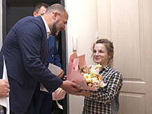 Константин Шестаков вручил ключи от квартиры жительнице Владивостока