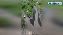 В Саратове построили дорогу с крутым спуском без ливневок и тротуаров. Она превратилась в русло бурной реки