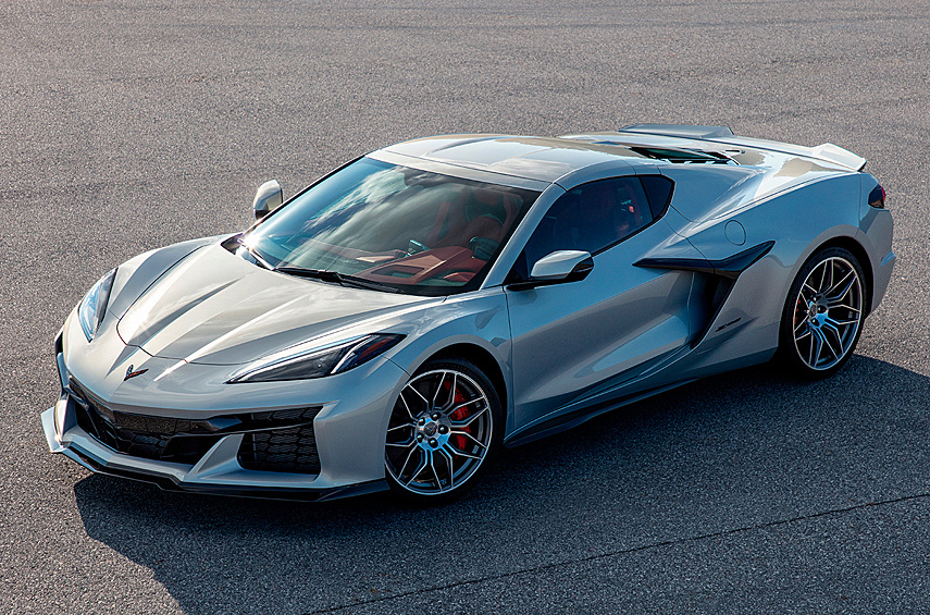 Chevrolet Corvette Z06. Кто бы мог подумать, что «зетка» утратит компрессорный двигатель? Теперь спорткар исповедует совсем противоположную философию и получил прозвище «американский Ferrari». Надо заметить, совершенно заслуженно. Позади кабины размещен 5,5-литровый LT6. Он обкатывался на гоночном Corvette C8.R и идеологически близок к старым движкам из Маранелло. Четыре верхних распредвала вместо нижневальной архитектуры, высокий уровень форсировки (679 л.с. при 8400 об/мин), «плоский» коленвал, система смазки с сухим картером, «формульный» звук… Таков нынче Corvette Z06. Производитель обещает разгон до 97 км/ч за 2,7 секунды