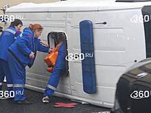 Появилось видео с места столкновения скорой помощи и военного автобуса в Москве