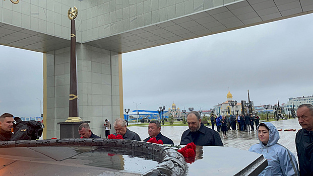 В ЯНАО чиновники и депутаты зажгли «свечу памяти»