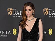 Звезда «Сумерек» в платье с глубоким декольте посетила премию BAFTA