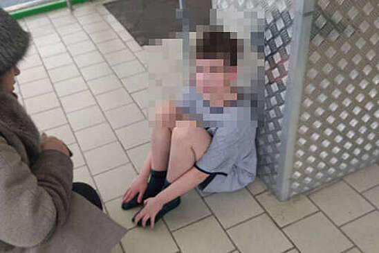 В Тюмени школьник в футболке и в носках прибежал в магазин, спасаясь от отчима