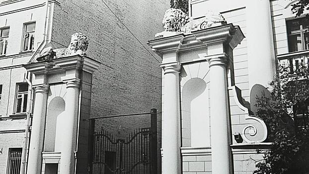 Началась реставрация скульптур львов на пилонах здания в Ермолаевском переулке