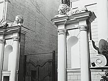 Началась реставрация скульптур львов на пилонах здания в Ермолаевском переулке