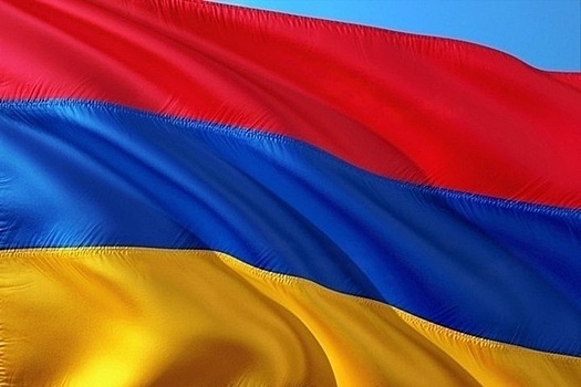 Архиепископ Аджапахян направился в  Следственный комитет в Ереване пешком