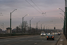 На одном из самых длинных путепроводов Петербурга обновили освещение