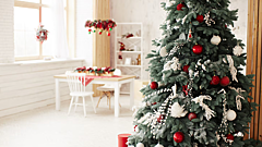 Дизайнеры рассказали, как правильно украсить ёлку к Новому 2026 году