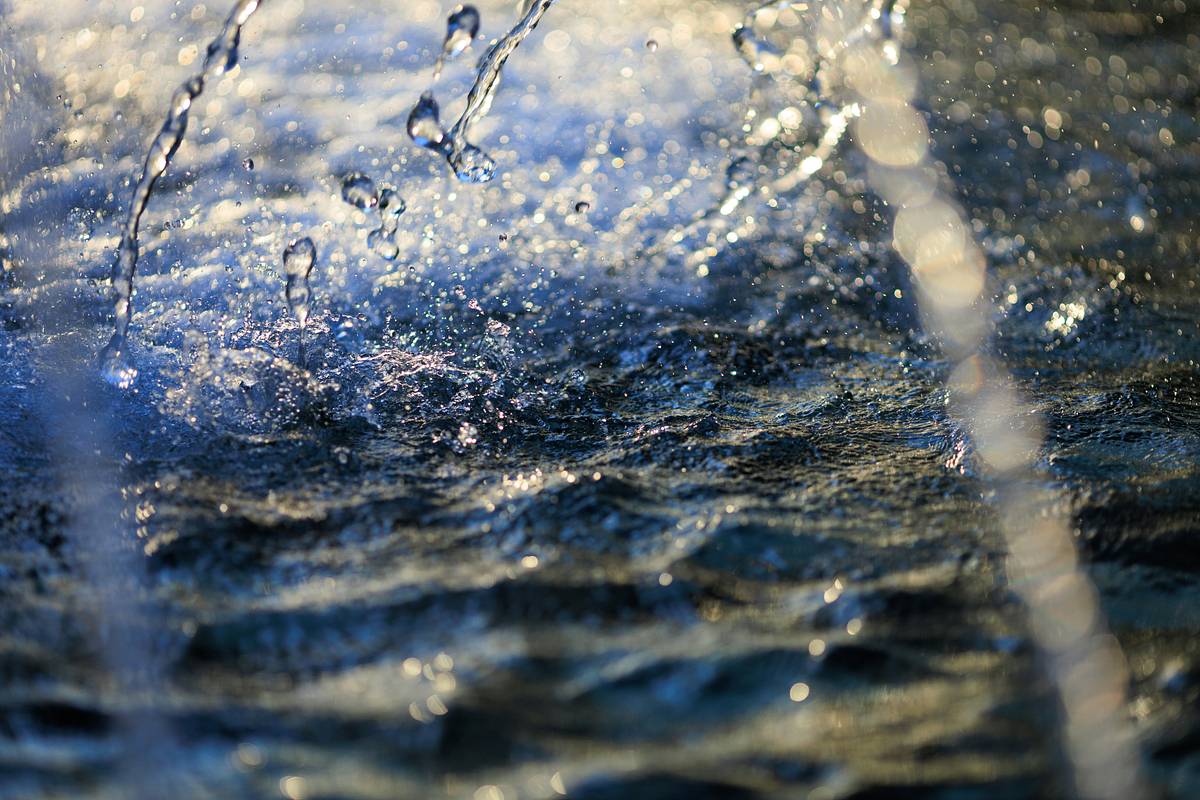 В Подмосковье пожаловались на трехдневный водопад с потолка