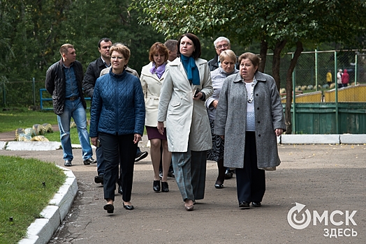 В широких брюках и на каблуках: Оксана Фадина проголосовала на выборах губернатора