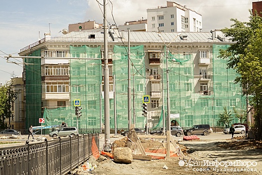 Реставрация "футбольных" фасадов в Екатеринбурге стала чуточку бюджетной