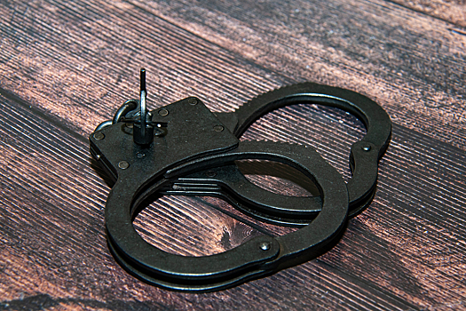 В пермском аэропорту пьяная женщина напала на сотрудника полиции