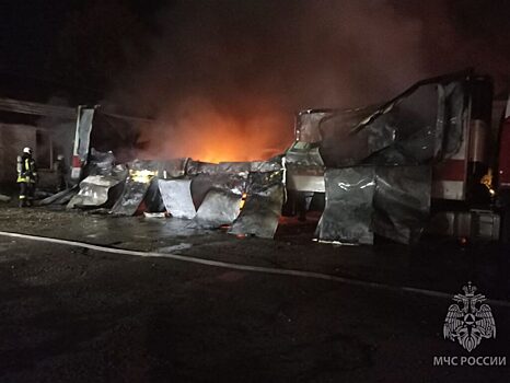 Шесть грузовиков сгорели на охраняемой стоянке в Кирове