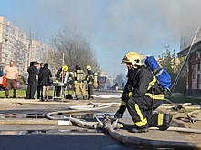 Причину возгорания на стройке в Тюмени назвали пожарные: «Клубы дыма видно за сотни метров»