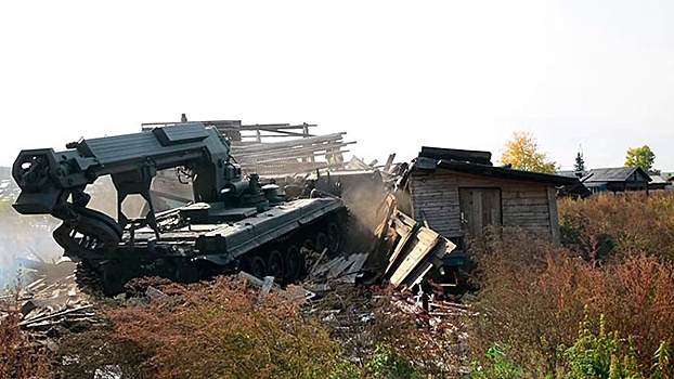 Сводный отряд Минобороны демонтировал более 250 аварийных домов и хозяйственных построек в Тулуне