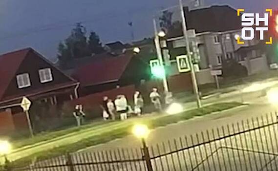 Авто влетело в толпу людей в российском городе и попало на видео