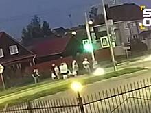 Авто влетело в толпу людей в российском городе и попало на видео