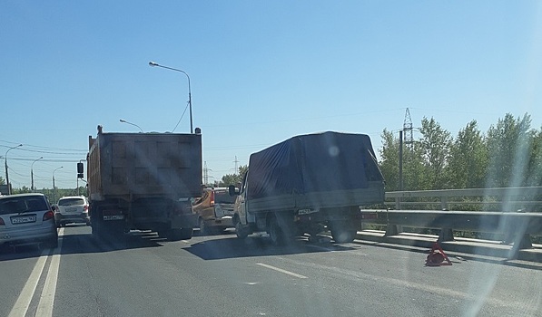 Движение встало: на Южном мосту притерлись грузовик и Chevrolet