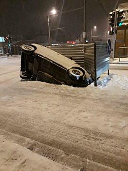 В Краснодаре автомобиль свалился в заснеженную яму
