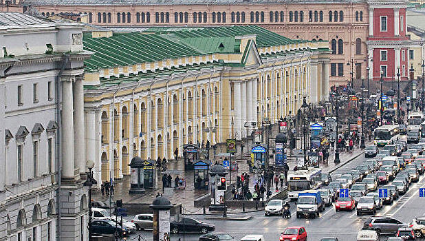 Автомобиль сбил пешеходов в центре Петербурга