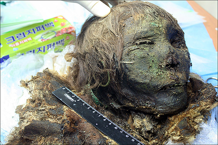В 1997 году неподалеку от Салехарда в некрополе Зеленый Яр были обнаружены две могилы — взрослого и 6-месячного ребенка — тела которых были опоясаны медными кольцами. Возраст находок составляет примерно 1300 лет, а вот пол остается пока загадкой.