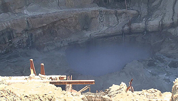 Эвакуация шахтеров с затопленного рудника попала на видео