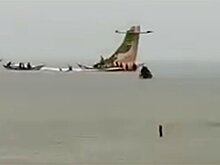 В Африке самолет с 53 пассажирами на борту рухнул в озеро