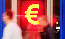 Курс евро упал ниже 83 рублей