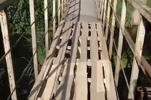 Российская девочка провалилась под не признанный чиновниками мост