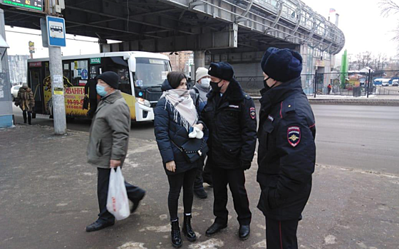 В Рязани на остановках у автовокзала проверили соблюдение масочного режима 
