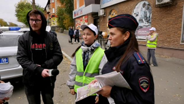 В Оренбургской области водители участвовали в викторине по ПДД и получали подарки