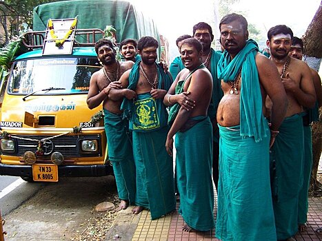 В Индии автобус с паломниками рухнул в ущелье