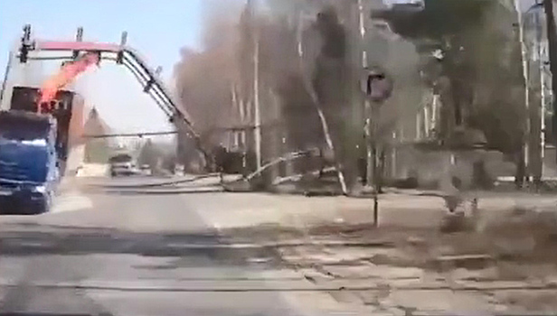 "КамАЗ" устроил аварию и едва не убил людей из-за своей высоты