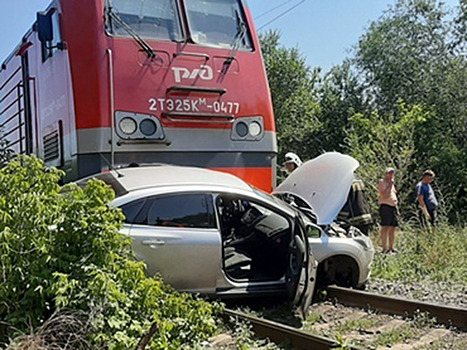 В Оренбурге на железной дороге поезд снес иномарку