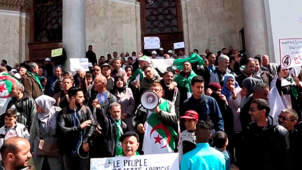 Тысячи людей вышли на улицы с требованием смены власти в Алжире