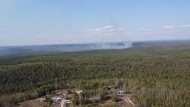 В ХМАО спасатели тушат пожар возле нефтяного месторождения