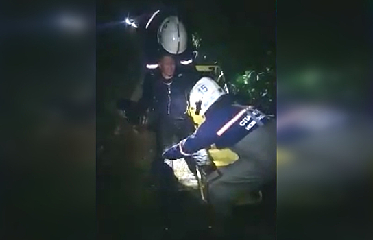 Новосибирец сорвался с моста в реку и переломал ноги