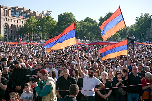 Многотысячный митинг оппозиции начался у здания правительства Армении